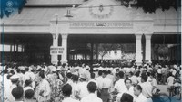 Kampus Universitit Negeri Gadjah Mada di dalam kompleks Keraton Yogyakarta tepatnya Pagelaran. Pagelaran merupakan plataran pertama yang terletak tepat di sebelah selatan Alun-alun Utara. Pagelaran merupakan area paling depan, di mana pada masa lampau berfungsi sebagai tempat para abdi dalem menghadap Sultan ketika upacara-upacara kerajaan. Di masa-masa awal, UGM diberi izin memanfaatkan ruangan-ruangan kamar dan fasilitas di lingkungan Keraton Yogyakarta. (Foto: Dok Humas UGM)