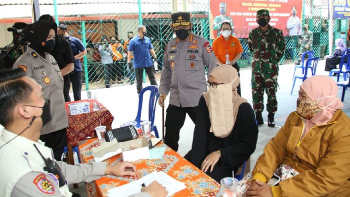 Kapolri Jenderal Listyo Sigit Prabowo mengecek vaksinasi serentak 114 titik di Jatim, Sabtu (11/9/2021).