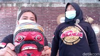 Rastini menjelaskan keluarganya menggeluti kerajinan topeng Cirebon sejak 2012. Sebelum pandemi, Rastini mengaku penjualan topeng Cirebon lumayan membantu perekonomian. Sementara itu, Suherlina (31) anak dari pasangan suami istri perajin topeng Cirebon menyebutkan, untuk harga topeng Cirebon bervariatif. Tingkat kerumitan pahatan memengaruhi harga.