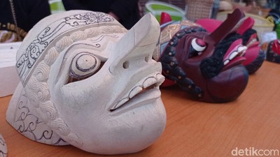 Kerja Keras Lestarikan Topeng Cirebon di Tengah Pandemi