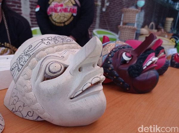 Kerja Keras Lestarikan Topeng Cirebon di Tengah Pandemi