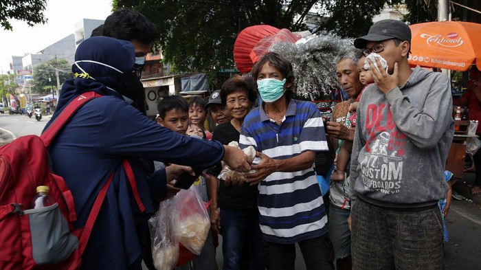 Aksi sosial kembali dilakukan untuk para pelaku UMKM. Upaya yang dilakukan yakni memborong dagangan pedagang dan dibagikan kepada warga.