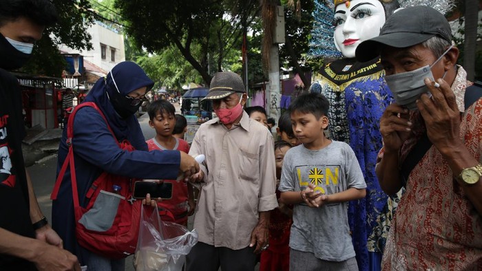 Aksi sosial kembali dilakukan untuk para pelaku UMKM. Upaya yang dilakukan yakni memborong dagangan pedagang dan dibagikan kepada warga.