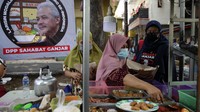 Ketua Umum Sahabat Ganjar, Lenny Handayani bersama Relawan saat memborong pedagang makanan Produk Usaha MIKRO yang dilakukan secara serentak se-Indonesia di Jakarta Pusat. Sabtu (11/9/2021). Aksi tersebut dilakukan serentak di 51 kota di Indonesia dengan memborong dagangan pedagang bakso, mie ayam, warteg, dan produk UMKM lainnya. 