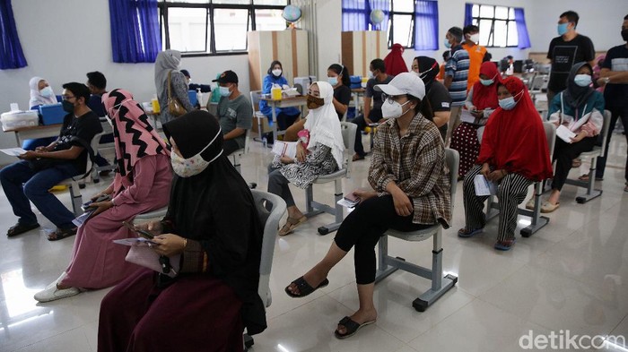 Trans 7 menyiapkan 600 dosis vaksin Sinovac untuk warga di kawasan Kembangan, Jakarta Barat. Proses vaksin dilakukan di SMPN 219.
