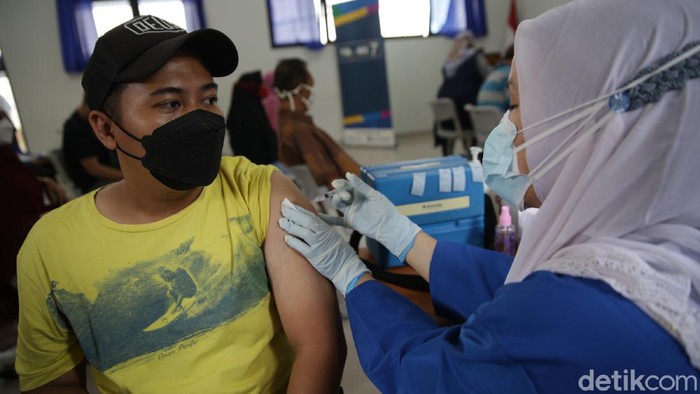 Trans 7 menyiapkan 600 dosis vaksin Sinovac untuk warga di kawasan Kembangan, Jakarta Barat. Proses vaksin dilakukan di SMPN 219.