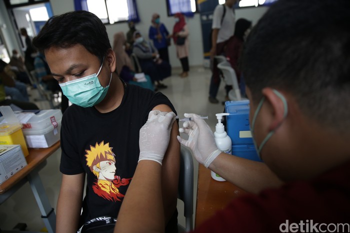 Trans 7 menyiapkan 600 dosis vaksin Sinovac untuk warga di kawasan Kembangan, Jakarta Barat. Proses vaksin dilakukan di SMPN 219.