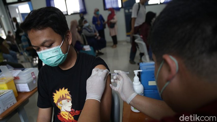 Keseruan Vaksin Massal Bareng Trans 7 Trans 7 menyiapkan 600 dosis vaksin Sinovac untuk warga di kawasan Kembangan, Jakarta Barat. Proses vaksin dilakukan di SMPN 219.