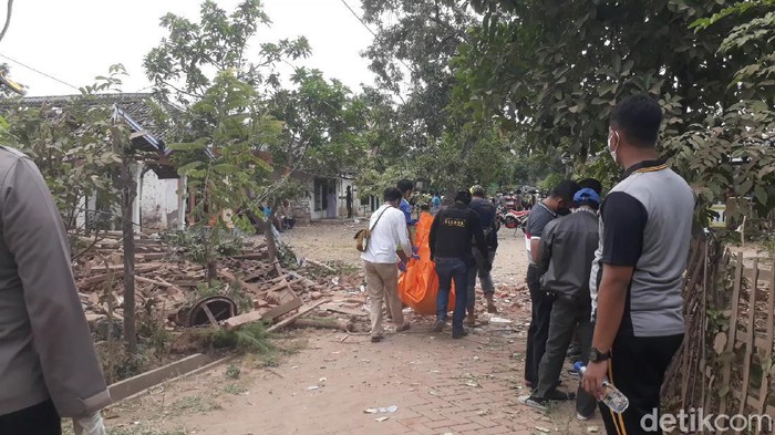 Ledakan keras menghancurkan dua rumah di Dusun Macan Putih, Desa Pekangkungan, Kacamatan Gondangwetan, Kabupaten Pasuruan. Dua orang tewas dalam peritiwa ini.