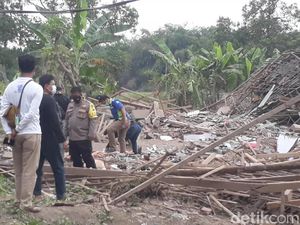 Ledakan Keras Hancurkan Dua Rumah di Pasuruan