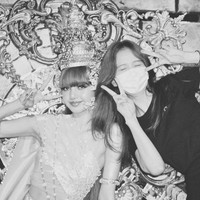 “Kali ini aku juga mengenakan pakaian (tradisional) Thailand. Aku mengatakan kepada sutradara bahwa aku sangat ingin memakainya di video klip. Aku sangat senang karena hasilnya sangat cantik,” sambung Lisa dalam konferensi pers perilisan album ’LALISA’. Foto: dok. Instagram @sooyaaa__