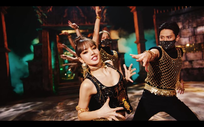 Secara khusus, Lisa BLACKPINK menyelipkan tarian tradisional Thailand dalam koreografi lagu ‘LALISA’. Debut solonya menuai pujian dari penggemar karena berhasil memadukan KPop dengan budaya dari negara asalnya Thailand. Foto: dok. YouTube BLACKPINK