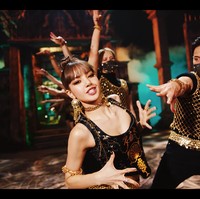 Secara khusus, Lisa BLACKPINK menyelipkan tarian tradisional Thailand dalam koreografi lagu ‘LALISA’. Debut solonya menuai pujian dari penggemar karena berhasil memadukan KPop dengan budaya dari negara asalnya Thailand. Foto: dok. YouTube BLACKPINK