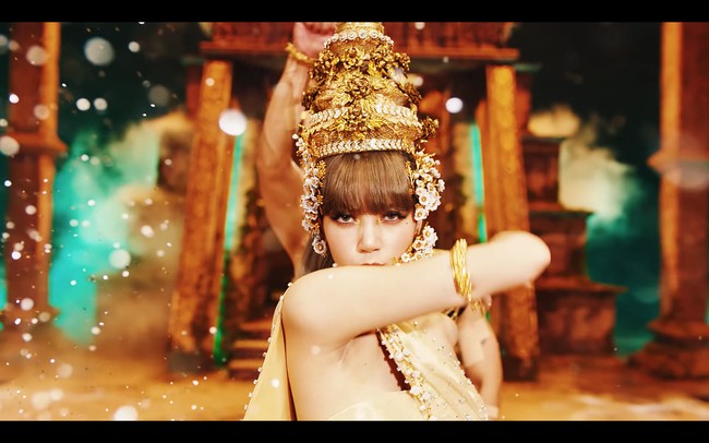 “Aku sangat ingin memasukkan nuansa Thailand ke dalam lagu dan Teddy mengaransemennya sedemikian rupa untuk memasukkan vibe Thailand. Aku sangat tersentuh dan senang karena hasilnya sangat cantik,” ungkap personel BLACKPINK asal Thailand itu. Foto: dok. YouTube BLACKPINK