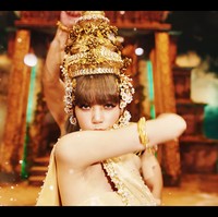 “Aku sangat ingin memasukkan nuansa Thailand ke dalam lagu dan Teddy mengaransemennya sedemikian rupa untuk memasukkan vibe Thailand. Aku sangat tersentuh dan senang karena hasilnya sangat cantik,” ungkap personel BLACKPINK asal Thailand itu. Foto: dok. YouTube BLACKPINK