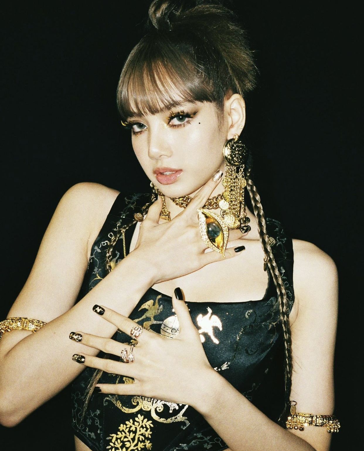 Lisa BLACKPINK Kenakan Busana Tradisional Thailand