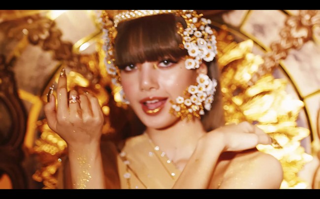 Asava mengadopsi budaya Thailand dalam versi kontemporer untuk debut Lisa BLACKPINK. Terdapat penutup dada (sa-bai), sarung (zin), dan lipatan depan yang ditenun dalam pola kuno beralur logam dari Provinsi Lamphun. Foto: dok. YouTube BLACKPINK