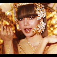 Asava mengadopsi budaya Thailand dalam versi kontemporer untuk debut Lisa BLACKPINK. Terdapat penutup dada (sa-bai), sarung (zin), dan lipatan depan yang ditenun dalam pola kuno beralur logam dari Provinsi Lamphun. Foto: dok. YouTube BLACKPINK