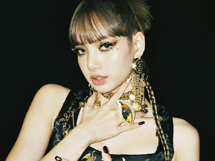Lisa BLACKPINK Kenakan Busana Tradisional Thailand