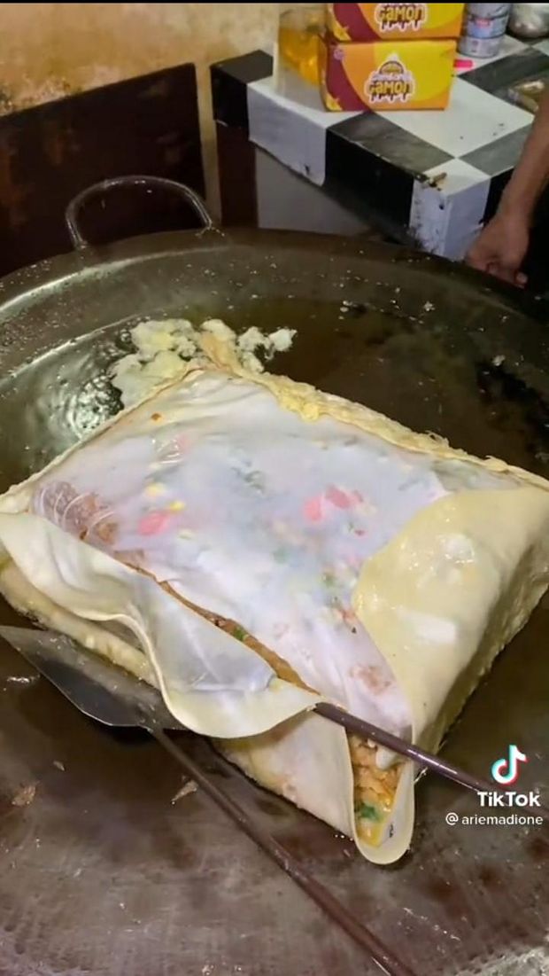 Gede Banget! Martabak 7 Lapis Ini Beratnya 10 Kilogram