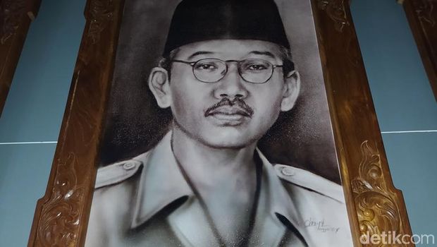 Corak bangunan rumah yang satu ini terlihat berbeda dibandingkan dengan rumah lain di sekitarnya. Rumah besar ini dulunya pernah sebagai Kantor Bupati Magelang.