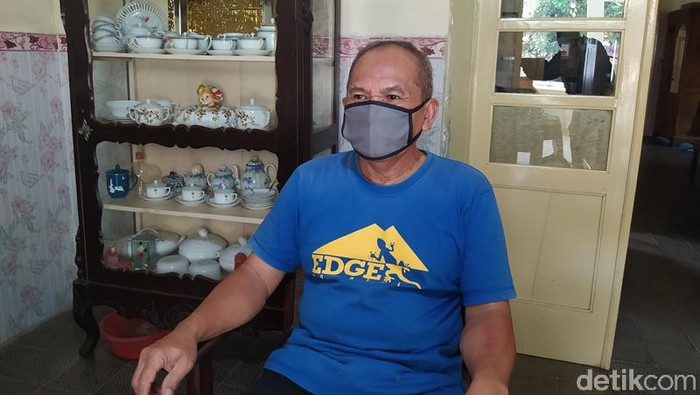 Corak bangunan rumah yang satu ini terlihat berbeda dibandingkan dengan rumah lain di sekitarnya. Rumah besar ini dulunya pernah sebagai Kantor Bupati Magelang.