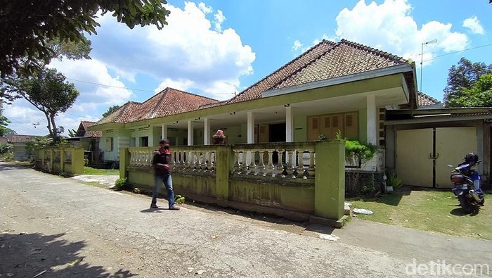 Corak bangunan rumah yang satu ini terlihat berbeda dibandingkan dengan rumah lain di sekitarnya. Rumah besar ini dulunya pernah sebagai Kantor Bupati Magelang.