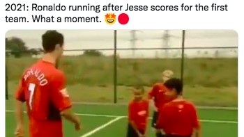 Meme ini juga berkesan untuk fans Setan Merah. Ronaldo pernah mengajari Jesse Lingard main bola. Sekarang Jesse Lingard mencetak gol bersama Ronaldo. Foto: (Twitter)