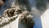 Saat kengerian terus berlanjut, Menara Selatan runtuh. Hanya butuh 11 detik untuk meruntuhkan seluruh bangunan. Semua orang di gedung itu meninggal dunia, bersama dengan orang lain yang berada di jalan dan di Hotel Marriott di dalam kompleks WTC.