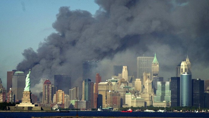 11 September 2001, tepat 20 tahun yang lalu, dua pesawat yang dibajak menabrak menara kembar World Trade Center (WTC).