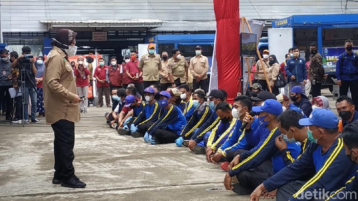 Pacitan memiliki potensi besar terhadap gempa dan tsunami. Kesiapsiagaan merupakan hal mutlak yang harus dilakukan untuk mengurangi risiko jika bencana terjadi.