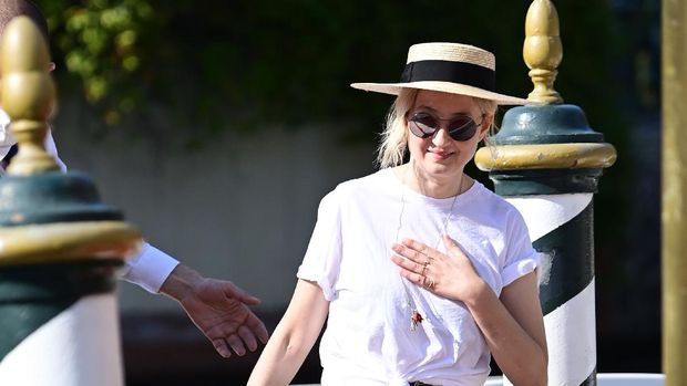 BANGKOK, THAILAND - NOVEMBER 17: Aomsin wearing a pair of handmaid trousers from Maotok Mai poses on day two of the Maho Rasop Festival 2019 on November 17, 2019 in Bangkok, Thailand. (Photo by Jack Taylor/Getty Images)