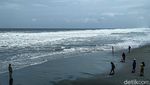 Wisatawan Suntuk di Rumah Aja, Nekat Terobos Pantai Glagah