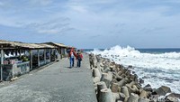 Wisatawan memilih untuk berfoto di pemecah ombak atau di bibir Pantai Glagah. (Jalu Rahman Dewantara/detikcom)