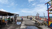 Warung makan dan suvenir di Pantai Glagah juga masih tutup. (Jalu Rahman Dewantara/detikcom)