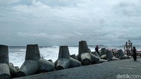 Kendati tutup, tetapi wisatawan sudah mendatangi Pantai Glagah. Mereka menerobos lewat jalur alternatif, melewati Pantai Congot. (Jalu Rahman Dewantara/detikcom)