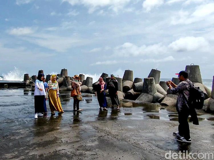 Wisatawan Suntuk di Rumah Aja, Nekat Terobos Pantai Glagah