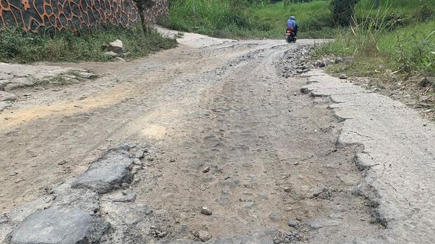 Papan proyek pemeliharaan jalur evakuasi Gunung Merapi di Dusun Deles Klaten. Meski ada papan proyek, tapi pengerjaan pemeliharaan jalan nihil. Akses jalan pun masih rusak.