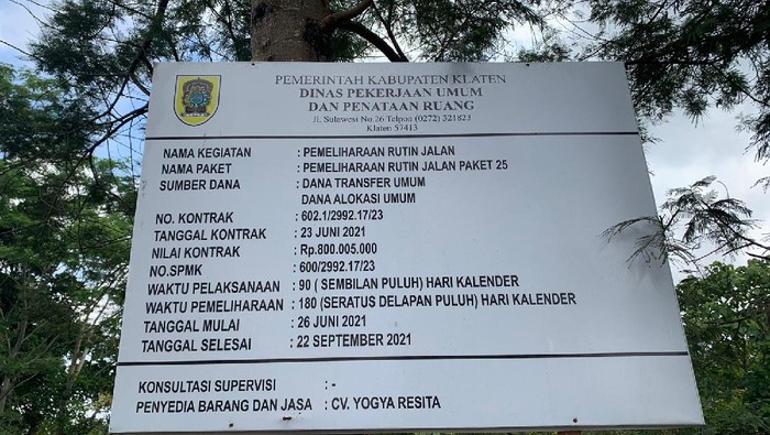 Papan proyek pemeliharaan jalur evakuasi Gunung Merapi di Dusun Deles Klaten. Meski ada papan proyek, tapi pengerjaan pemeliharaan jalan nihil. Akses jalan pun masih rusak.