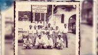Para mahasiswa Fakultas Sastera, Pedagogik, dan Filsafat berfoto di depan fakultas Komplek Ngasem. UGM merupakan gabungan dari beberapa sekolah tinggi yakni Balai Perguruan Tinggi Gadjah Mada, Sekolah Tinggi Teknik, dan Akademi Ilmu Politik yang terletak di Yogyakarta, Balai Pendidikan Ahli Hukum di Solo, serta Perguruan Tinggi Kedokteran Bagian Praklinis di Klaten. Atas kemurahan hati Sri Sultan Hamengkubuwono IX, beberapa bangunan milik Keraton Yogyakarta antara lain Mangkubumen di Kompleks Ngasem dapat dipakai UGM.  (Foto: dok. Humas UGM)