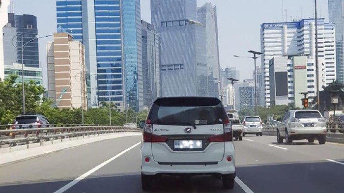 pelat nomor kendaraan putih (Syailedra Hafiz/detik.com)