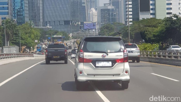 Pelat nomor kendaraan warna putih di Jakarta