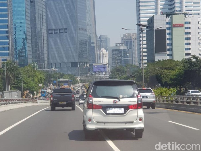 Pelat nomor kendaraan warna putih di Jakarta
