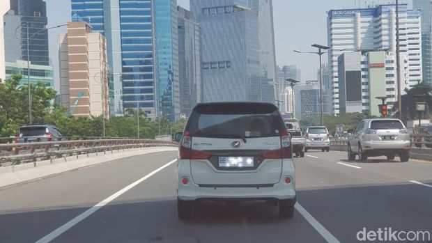 Pelat nomor kendaraan warna putih di Jakarta