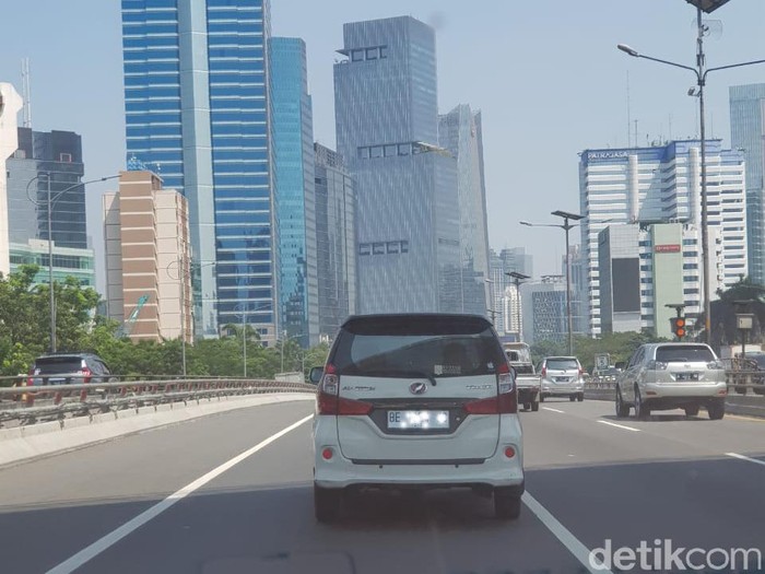 Pelat nomor kendaraan warna putih di Jakarta