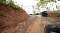 Rencananya, pembangunan akan terbagi menjadi beberapa sesi. Sesi pertama akan dibangun Jalan Horisontal Tengah Jawa Barat Selatan yakni dari wilayah Lengkong — Sagaranten (23,20 km), kemudian Sagaranten — Tanggeung (37,55 km), disambung Tanggeung — Padasuka/Cipelah (33,79 km), hingga Padasuka/Cipelah — Rancabali (16,84 km). Total, 111,38 km. Sesi selanjutnya, dari kawasan Ciwidey — Pangalengan (22,12 km), lalu Pangalengan — Cikajang (53,48 km), disambung Cikajang — Bantarkalong (68,54 km), kemudian Bantarkalong — Kertahayu (101,48 km), hingga total sepanjang 245,62 km. Sehingga, total keseluruhan Trase JTS adalah sepanjang 357,00 km. 