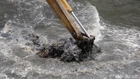 Pemerintah Provinsi (Pemprov) DKI Jakarta terus berupaya untuk membuat saluran sungai menjadi lancar, sehingga  bisa mengurangi banjir.