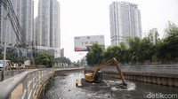 Alat berat diturunkan untuk memudahkan pekerjaan.