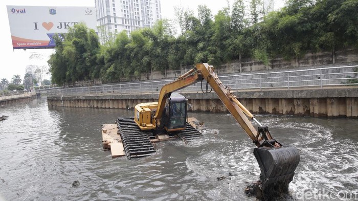 Jelang musim hujan, pengerukan lumpur kembali dilakukan di Kali Grogol. Hal itu dilakukan demi mencegah banjir.