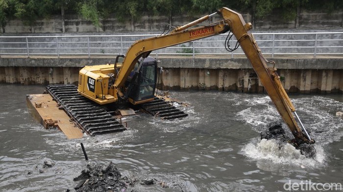 Jelang musim hujan, pengerukan lumpur kembali dilakukan di Kali Grogol. Hal itu dilakukan demi mencegah banjir.